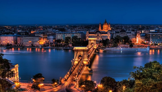 Budapest. In una foto che noi mortali non riusciremo mai a scattare.