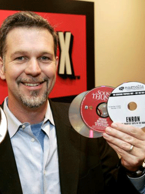 Reed Hasting, CEO di Netflix, mentre riga personalmente i DVD che andrà a noleggiare.
