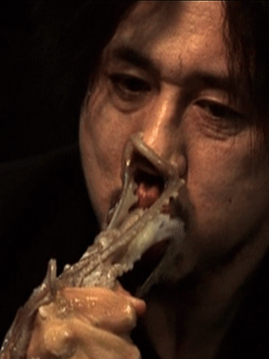 L'incisiva scena di Oldboy in cui Choi Min Sik divora un poplo vivo ha fatto infuriare la PETA e Spike Lee si è rifiutato di riproporla nel remake.